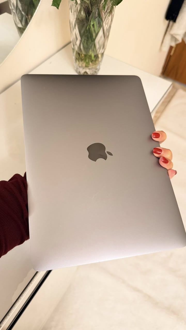 سلام عليكم
ماك بوك مواصفاتها مبينة بالصورة جديدة ما مستخدمة هواية استخدامي بسيط شخصي يوتيوب وكذا لا اكثر 

السعر قيم واخذ بدون متكسر بيها 

للاستفسار ***********
