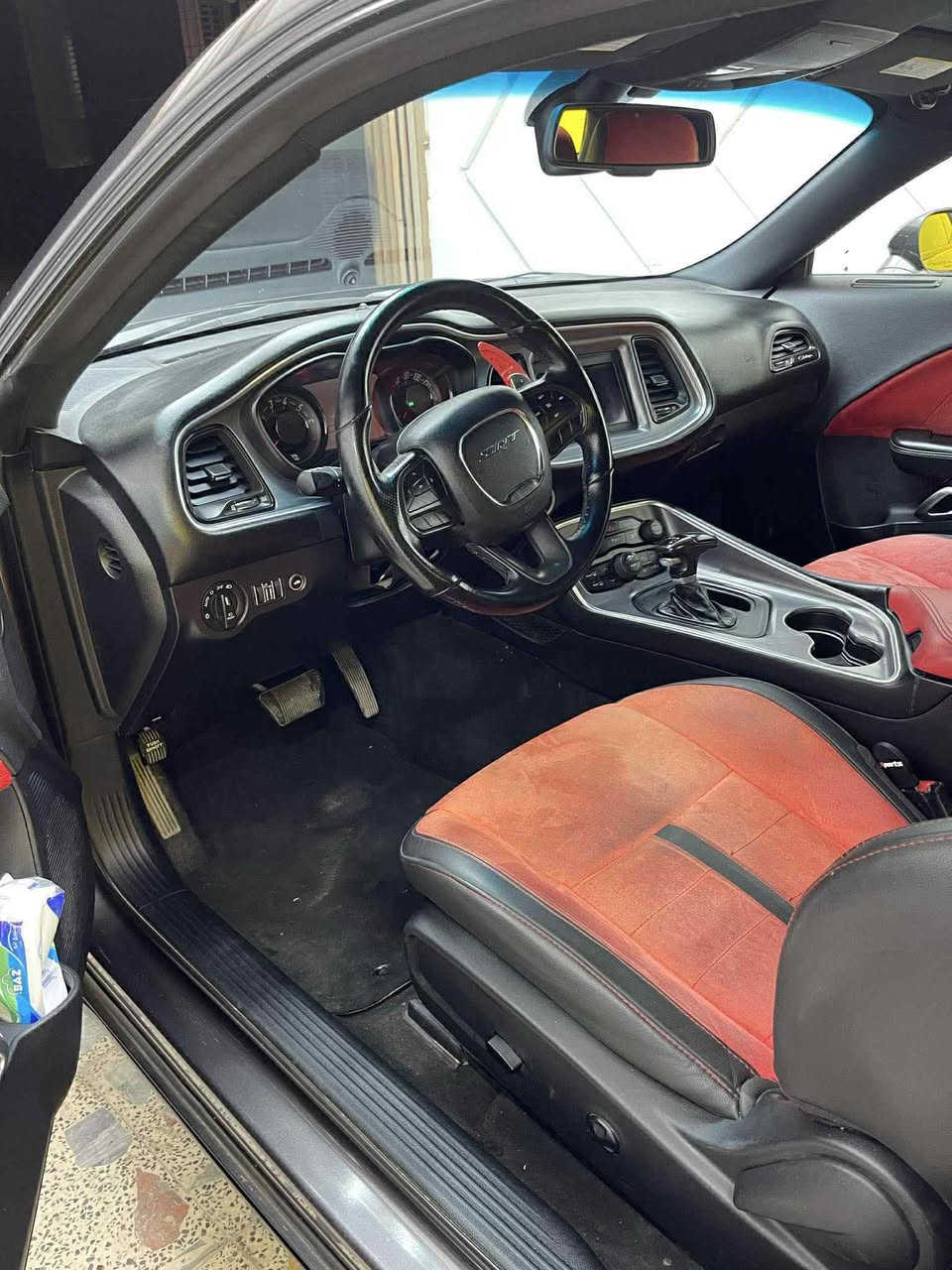 جالنجر للبيع جيتي ٢١ رقم اربيل باسمي 
ماشيه ٨١  
مواصفاتها
 شاشه وسط
 شفتات ستيرن 
حساس وكامرا   
داخل احمر كنتارا شغل دبي 
لايت زنون 
ويل ٢٠ سكات اصلي تخم تاير جديد ٢٧٥ 
شادلها لحيه ودوسات ودفيوزر وشفقه يعني السياره ناصبه كير مكينه تبريد بلادي حادثها خفيف السياره ليبل واحد حته دعاميتها نفسها لاشاصي لا لغد
 بيها صبغ ٤ اصابع بمقدمة جاملغ السايق 
ومكان يتعدل بارد ممصلح
 ايرباك دركه ودشبول
مكانها كربلاء
  رايدها ب١٨٧ وبيها مجال بسيط
***********
