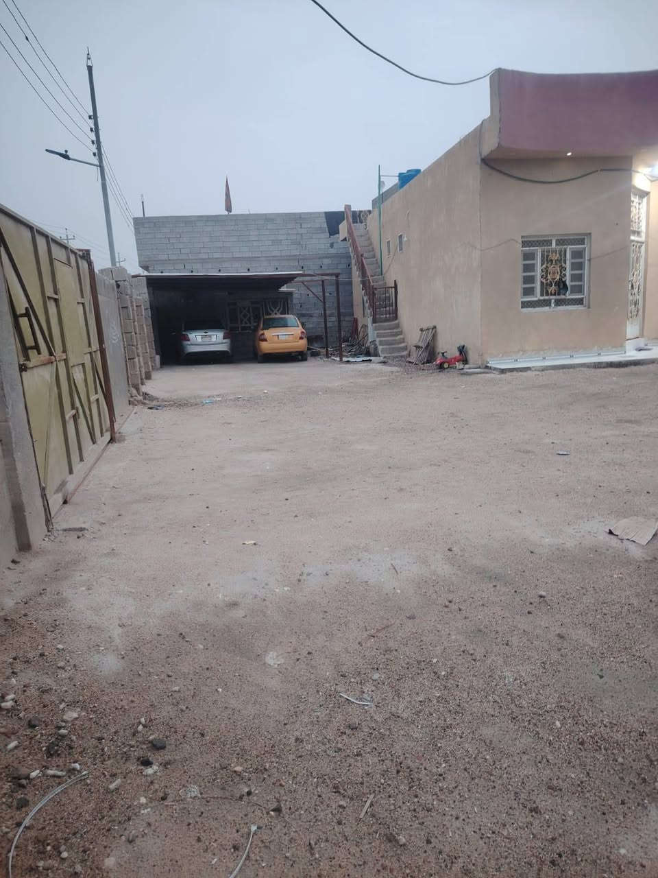 مساحة القطعة ١٠٥٠ م متكونه من ثلاث بيوت وحسينية التواصل على الرقم التالي *********** البصرة, العراق
