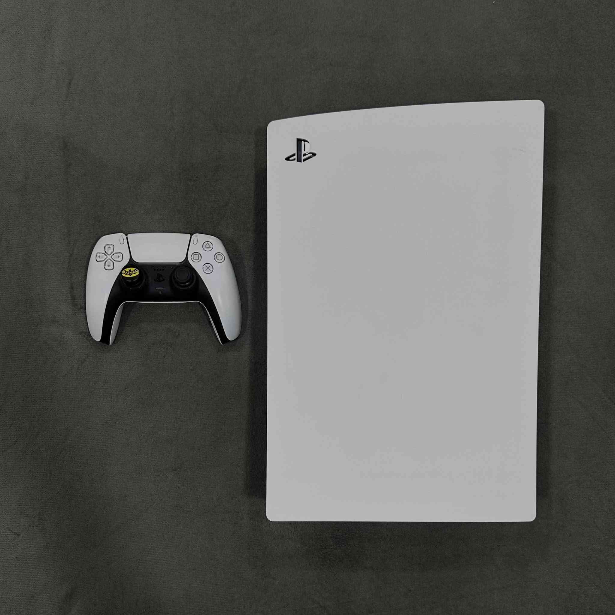 للبيع PlayStation 5 فات بحالة ممتازة جداً، استخدام شخصي ونظيف، غير مصلح وغير مفتوح نهائياً.

• جويستك مغناطيسي خالي من أي Drift
• جميع الأسلاك والملحقات أصلية وغير مبدلة
• الجهاز بحالة ممتازة ويعمل بدون أي مشاكل

المرفقات:
• قرص GTA V
•  يو بي اس من شركة عين الصقر Rising 3000VA جديد صارلة شهر وداخل بالضمان سنة ع البطاريات وسنتين ع البورد، يوفر وقت تشغيل طويل عند انقطاع الكهرباء ويحمي الأجهزة من تذبذب الفولتية والانطفاء المفاجئ .

✅ غير مصلح وغير مفتوح
✅ جويستك مغناطيسي خالي من أي Drift
✅ جميع الملحقات أصلية
✅ الجهاز والـ UPS جاهزان للفحص والتجربة
✅ البيع كِطعة واحدة

📍 المكان: المثنى

💰 السعر: 685,000 دينار عراقي غير قابل للتفاوض


**إذا كنت صاحب هذا الإعلان وتريد حذفه لأي سبب، رجاءا أرسل رسالة إلى الدعم الفني**