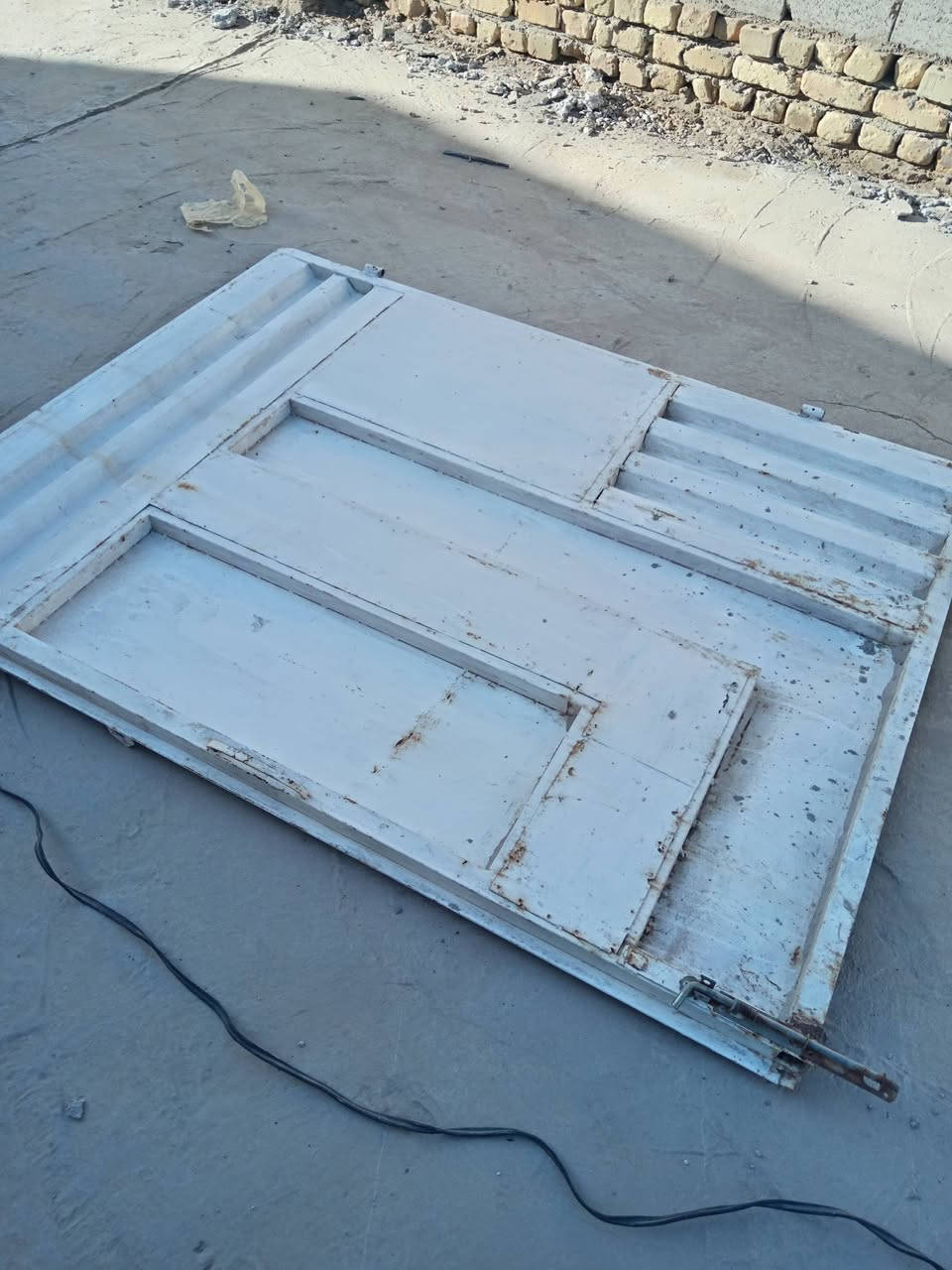 السلام عليكم باب مستخدم مترين ونص للبيع نظيف السعر 75 الديوانيه حي الفرات موبايل ***********
