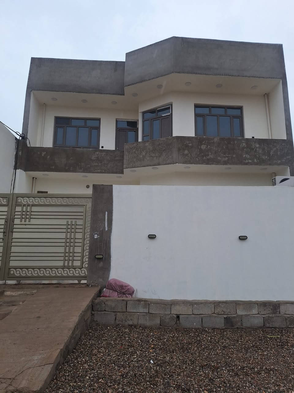 دار للبيع خلف كليه بلاد الرافدين  بناء حديث للإستفسار الاتصال عله رقم ***********
