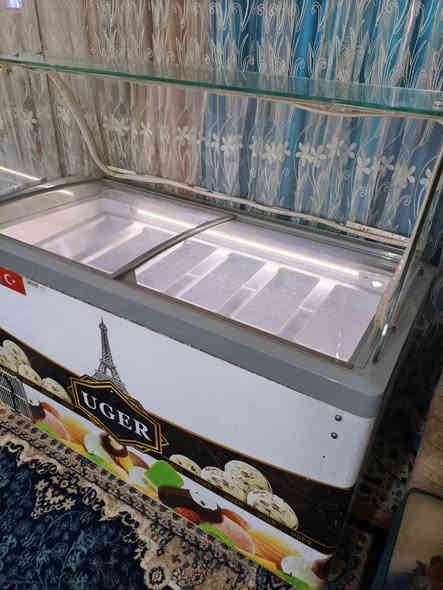 للبيع عارضه ايس اكريم تركيا  نظيفه جدا بعده ع الشركه للتواصل   ***********و***********
