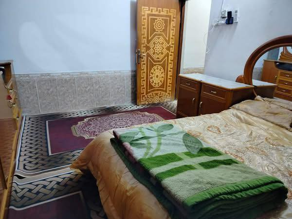 للبيع بيت 100 متر شارع 10 متر حي ميسان قطاع 85 الشريط يحتوي على غرفة و صالة و مطبخ و استقبال و صحيات السعر 100 وبي مجال للاستفسار اتصل ***********
