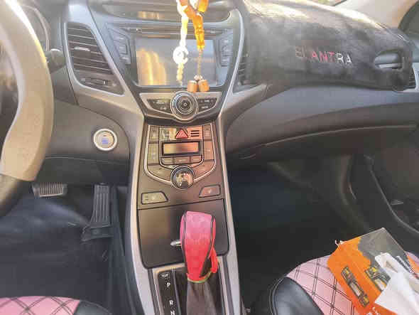 سلام عليكم 
الانترا 2014 امريكي
سياره بيه بس جاملغ فقط ونفسه ممبدل .وبيه شويه رصعات شخوط مبينات بسيطات 
السياره فول موصفات 
بصمه 
فتحه 
تحكمات ستيرن 
اربع وضعيات قياده 
سبورت .نورمل .كمفورت .ايكو 
اشاير بلمري 
سياره حداديه ستوني مبدله .امامي خلفي 
تخم تاير جديد 
ماشيه 1600ميل 
مكينه 2000
***********
***********
سعر 123وبيه مجال بسيط
