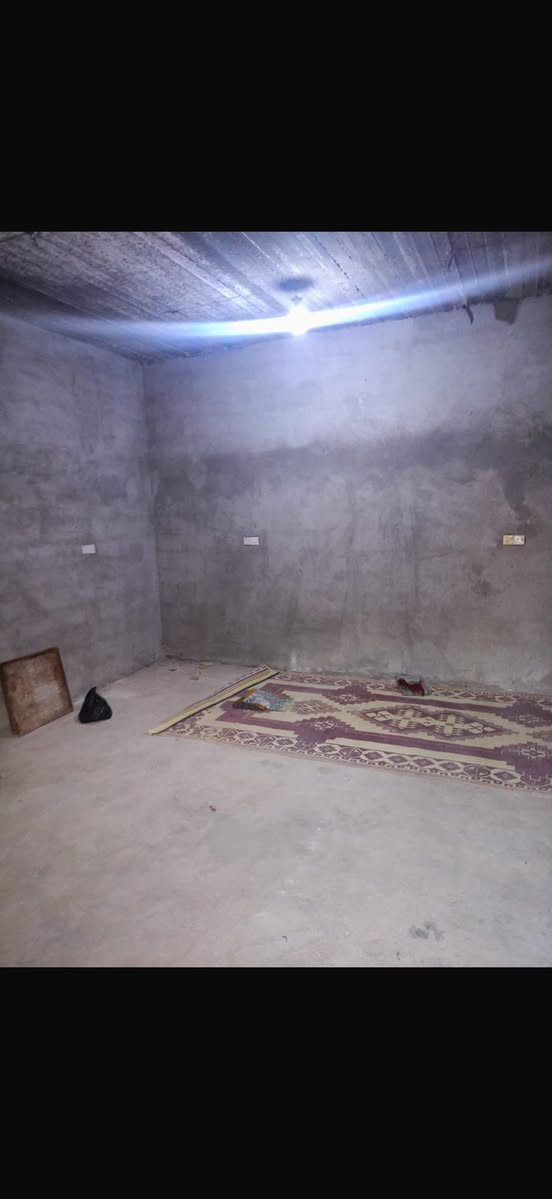 ٱلْسَلآإمّ عَلْيّكَمُ وَرَحَمُةٌ ٱلّلـھٌ ༅
بيت تابع للبلديه
مساحته 200 متر يحتوي على غرفتان كبيرتان مسلح

وحمام مشترك. داخلي وتواليت خارجي 

وبيه صاله واستقبال ومطبخ فقط بدون سقف

والشارع كصوه وموقعه مناسب بعويسيان قرب السوق  سعره 22 مليون وبيه مجال للشراي 

***********
