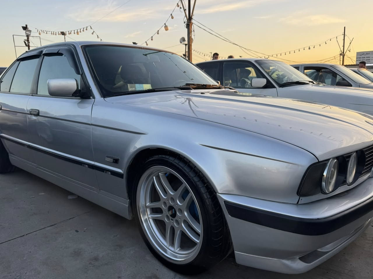 سلاو هاوریان ئه‌م بیئمه‌ بۆفرۆشتن مۆدێل ٩٠ مه‌كینه‌ 25سه‌یاره‌كه‌ فوله‌ به‌س سلایت نییه‌ گێر وو مه‌كینه‌و ته‌قه‌و ڕه‌قه‌ی به‌شه‌رت دارو به‌ردی سه‌یاركه‌ی به‌شرت به‌س ماشالله‌ی ده‌وی له‌سه‌ر ساخه‌ی سبوخ كرایته‌وه‌ ماشلله‌ی ده‌وی سبوخه‌كه‌ به‌س جه‌مپه‌كی خه‌فیفی پشته‌وه‌ی هه‌یتی  گێر ۆتۆماتیك له‌بۆ سه‌عریشی ته‌له‌فۆن بۆ ئه‌وو ڕه‌قه‌مه‌ بكه‌ن ***********
