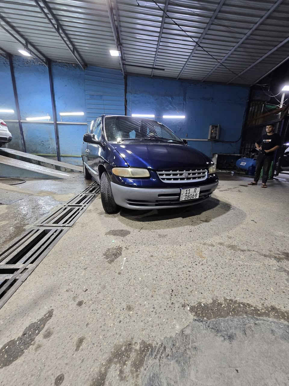 سلام عليكم دوج كرفان موديل 2000 شاصي طويل سبعة راكب سيارة جاهزة نقصة فقط تبريد ولكمبريسر موجود سعر 55 وبي مجال مكان سيلرة بغداد الجديدة رقمي ***********
