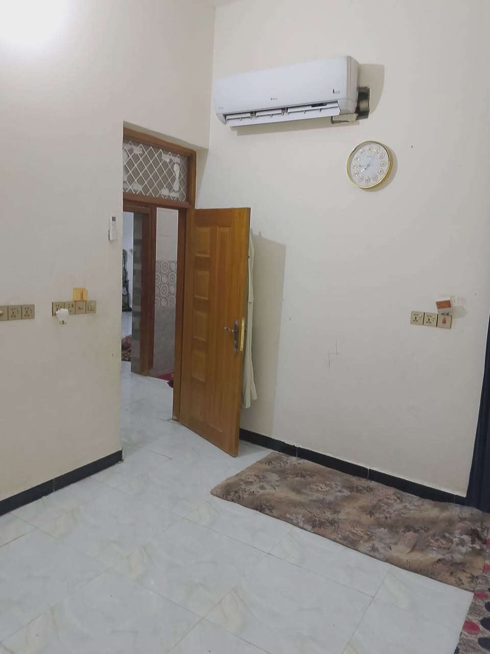 البيت للبيع طابو صرف 100 متر مربع 10في 10 طابقين حي الجامعه بناء 2023 4 غرف نوم استقبال مطبخ صاله عدد 2 صحيات داخل وخارج مطلوب اسكان سعر على واتساب فقط ***********

