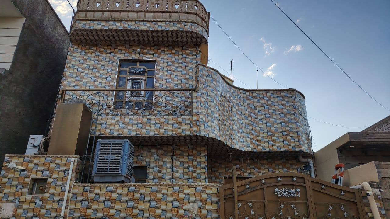 بيت ببصاير متكون من ثلاث غرف وصاله وديوان وصحيات داخل وخارج يرهم بيع او مراوس بشارع الربيع اتصال ***********

