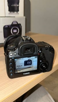 كامرة كانون EOS 5D MARK IV للبيع مستعملة قليل مع عدسة 24-70 2.8f  للاس...