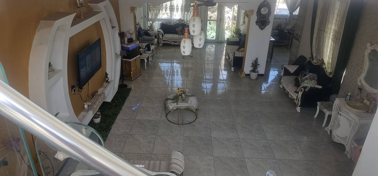 دار للبيع مساحة ٢٠٠ متر بناء حديث
قرب مول ادم  يحتوي على ٤ غرف نوم وصحيات عدد ٢ مطبخ حار وبارد صالة ضيوف مناور عدد ٢ مخزن طابق ثالث وسطحين على جانبي المخزن للاستفسار التواصل على واتساب 
***********
