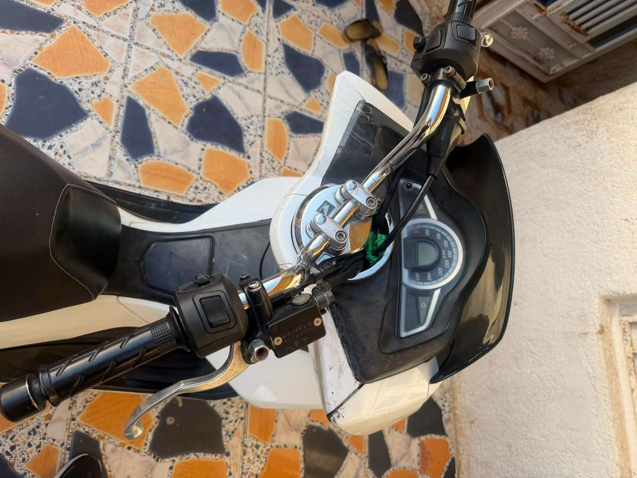 السلام عليكم pcx جيل ثاني ياباني ياباني
مكينه بلاديه لا تبخير ولا تنقيص ولا شي مكفوله 

كفراتها مثل ما موضح بصوره 

كهربائيات جميع كهربائيات شغاله 

رقم شاصي jf 

المكان كوت حي الحكيم  

السعر ١٤وبيهه مجال 

الرقم هاتف ***********
