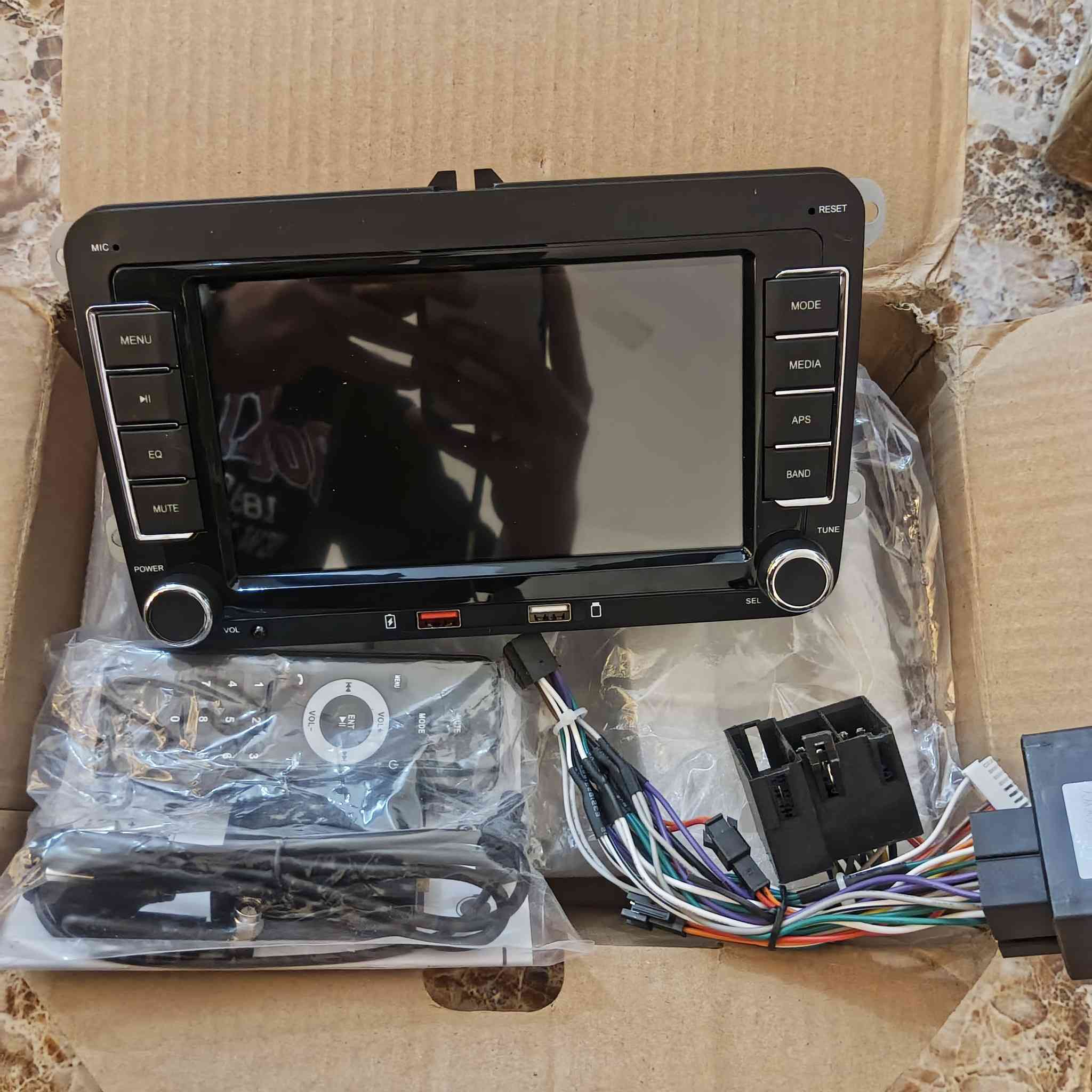 الشاشة مخصصة لسيارات فولكس فاجن التالية (بحجم 7 إنچ):
Golf MK5 (2004–2008)
Golf MK6 (2009–2012)
Jetta MK5/MK6
Passat B6
Touran
Tiguan الجيل الأول
علق يوصلك السعر الشاشه تدعم كار بلي و اندرويد اوتو


**إذا كنت صاحب هذا الإعلان وتريد حذفه لأي سبب، رجاءا أرسل رسالة إلى الدعم الفني**