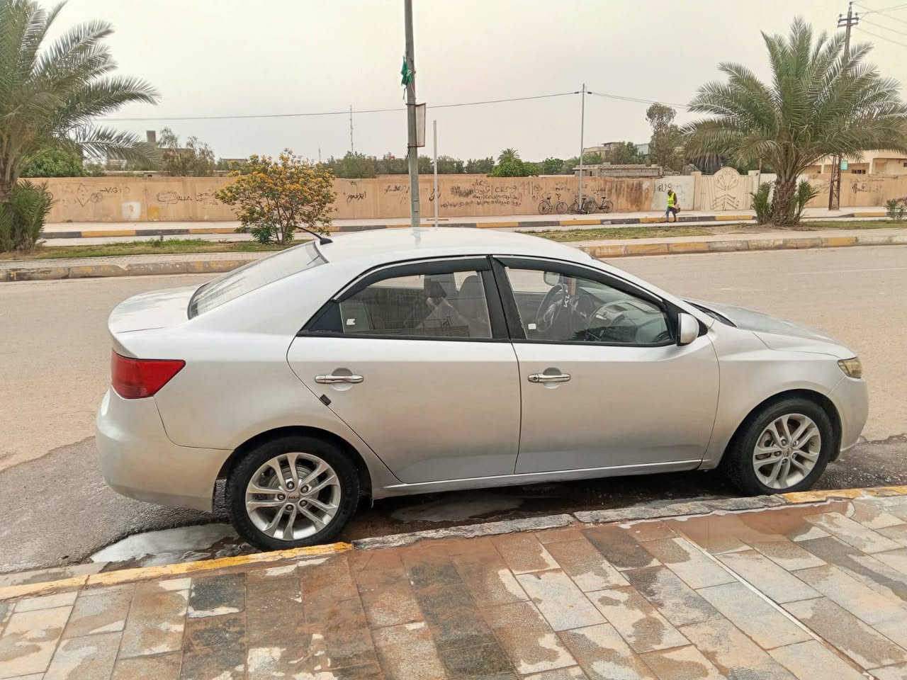 السلام عليكم سياره صوره للبيع بيها ضربه ورشه صبر السعر 90 والرقم ***********
