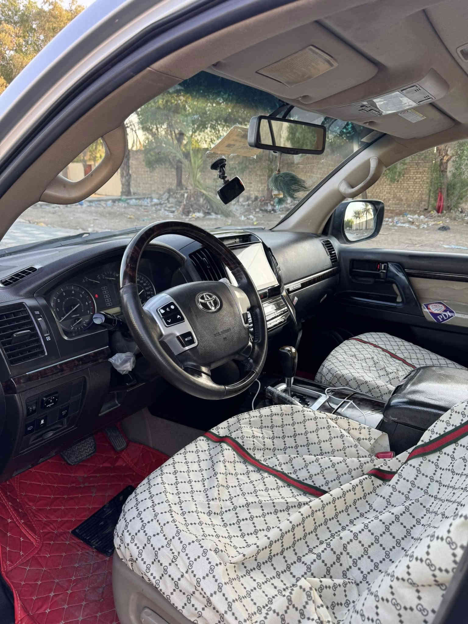 السلام عليكم الاندكروز 2011 ستينيه اصل فول مواصفات فتحه كشنات كهرباء  كشنات جلد شاشه تحكمات جهتين فول السياره صبغ جاملغ  خلفي فقط باقي السياره مكفوله كفاله عامه وسونار المندلاوي بل منشور السعر278 وبيها مجال رقمي ***********
