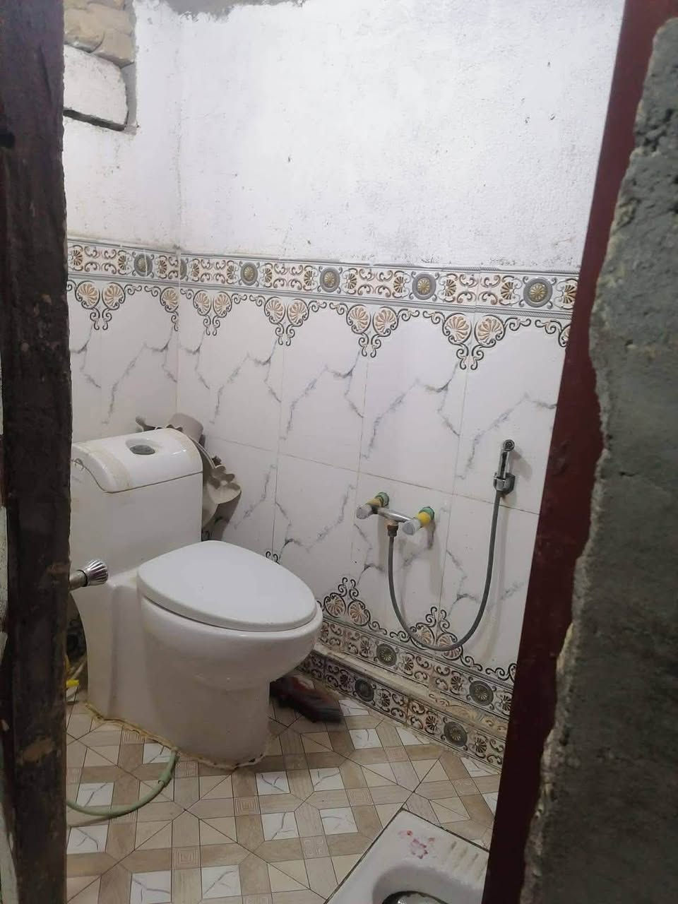 بيت ٢٠٠ متر للبيع 
فارغ حاليا جاهز للسكن
حي شهداء قرب جامع المحسن
البناء متوسط
بالامكان ابيع نص امامي او خلفي حسب رغبه والاتفاق 
للاستفسار 
***********
