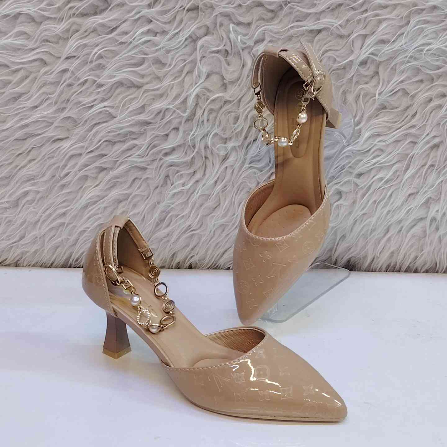 🌹 أنسب الاسعار للاحذيه و الحقائب 🌹. 
حذاء كعب 5سم موديل أنيق ومميز جدا 
  #سعره 10،000 #تخفيضات 
#العنوان شارع الامام القاسم ع الفرع المقابل لصيدلية كمال الجلبي داخل القيصريه مجمع ماركو
يتوفر خدمة توصيل كل محافظات العراق 🌹،


**إذا كنت صاحب هذا الإعلان وتريد حذفه لأي سبب، رجاءا أرسل رسالة إلى الدعم الفني**