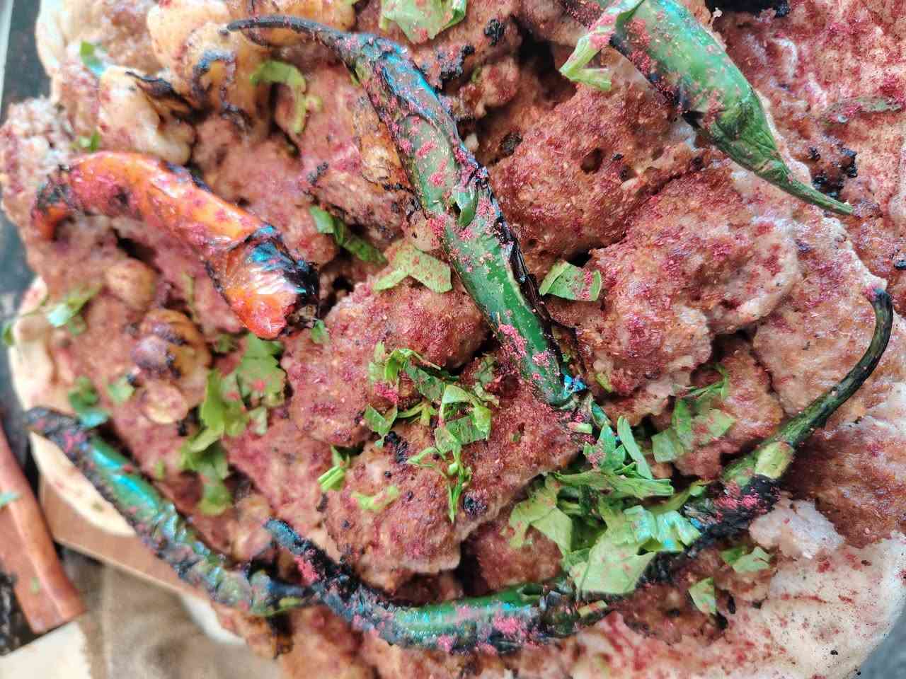 الروان يقدملك دجاج على الفحم ومندي دجاج سعر الدجاجه 10 بس ويوفرلك جميع انواع المشاوي وسعر الكيلو بس 16 الف تريد مشكل تريد بس كباب عنوانا طويريج حي الشهداء مجاور مجسر المشاه *********** لطلب توصيل كافه مناطق طويريج
