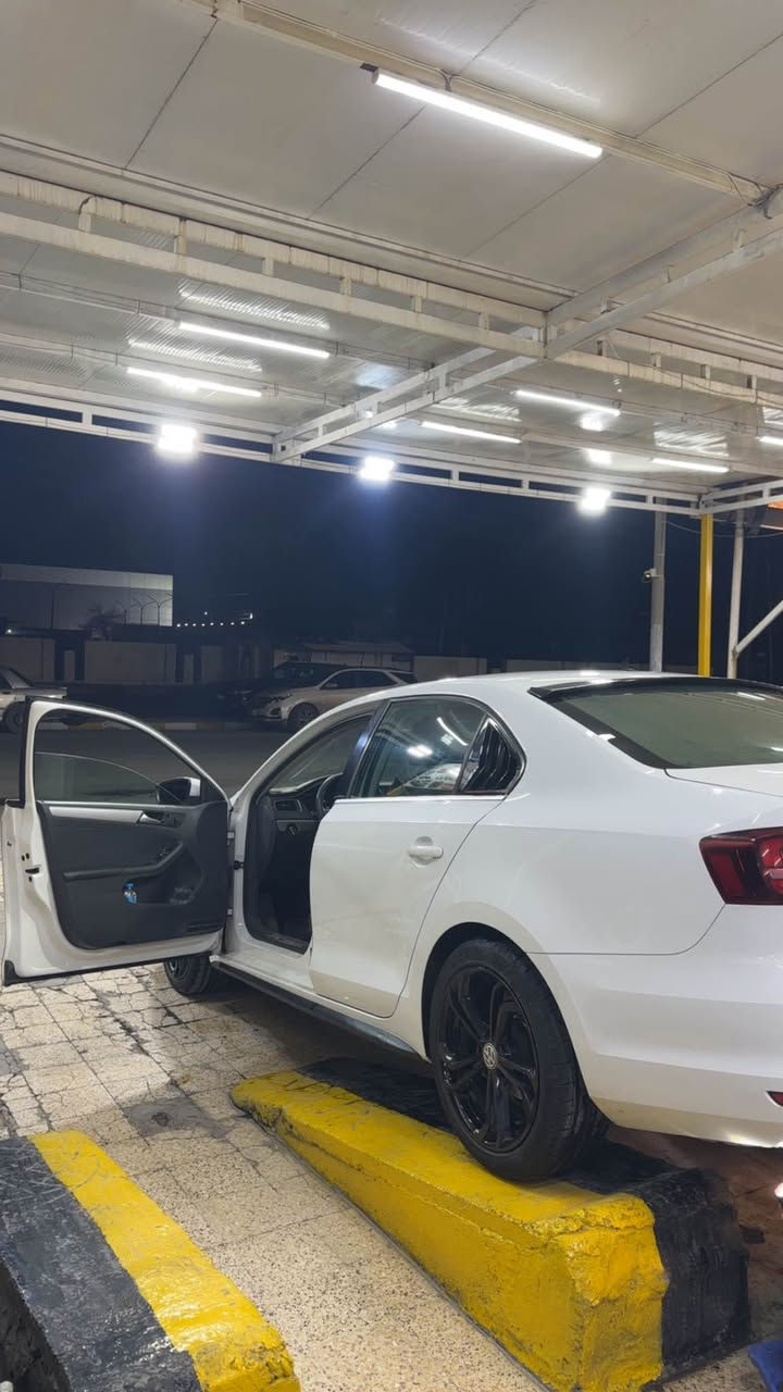 جیتا ۲٠١٧ مواسفات S مەکینە ۱٤ تۆربو سەیارەکە بە کلین داخیل بوە لیرە ۱ پارجەو نیوی سبوخ کەتی بەبی زەربەی ناوەوە، سەقفی تەزرەی هەیە هەیکەلی کامل کراوەتە Sport تایە و ویلی و دۆسەکان کامل GLI و لایتی LED رەسمی دەحمەکەیم داناوە  ئیرباگەکانی هیج نەتەقیون  پیشی کەپسە رادیتەر بیلاد حەماوە بەشەرت مەکینە نەکراوەتەوە سەنەوی ژینگە نویە ، ۱ دینار مەسروفی تیدانیە سەیارەی مالە زۆر زۆر خاوین مایتەوە  شاشە کامیرە تەحەکومی سەر سوکانی هەیە تحدید سورحەی هەیە ریکو پیکە شانسي و بەدەنە و بەردی گزۆزو گیرو مەکینە بەشەرتە 
بەنسبەت سحر داوای١١٩  وەرەقە دەکەم مەجالیکی زۆر کەمی برایانەی تیدایە  

(سەودا ناکەم تەنها بە پارە دەفرۆشم )
***********📞
Whats app 
Vaibar☎️ شقلاوة, أربيل
