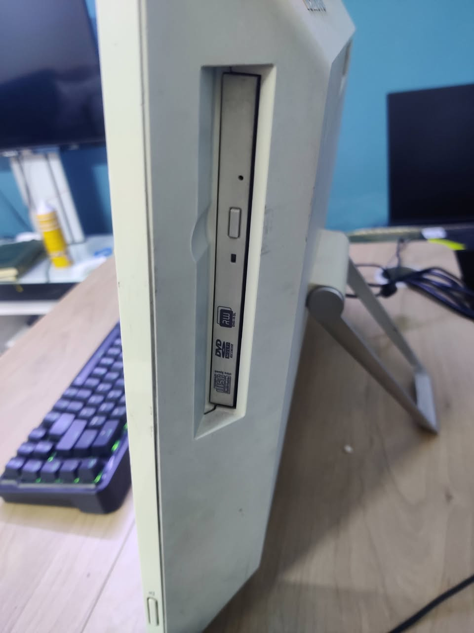 للبيع حاسبة مكتبيه لمس (All-in-One) ماركة Lenovo، نظافة عالية وشرط الفحص.
[فقط فيها فتح بالگفر الخلفي من الاعلى كما في الصور لا يأثر على الاستخدام]

المواصفات:
الموديل : Lenovo s40-40
الشاشة : الحجم 21.5 مع الحواف 24inch
الدقه : FHD 1920×1080
المعالج: Core i7 (الجيل الرابع 4790S)
الرام: DDR3 16GB 
الهارد: SSD 512GB (إقلاع وأداء سريع)
الشاشة: لمس (Touchscreen) ألوانها ممتازة
كارت الشاشة: دبل كارت
 (Intel +  NVIDIA 1 GB)
النظام: Windows 11 أو Windows 10 جاهز للاستخدام حسب الرغبه
تفاصيل أُخرى:
الحاسبة عملية جداً وتختصر هوسة الوايرات (قطعة وحدة). بيها كاميرا (مع غطاء خصوصية)، واي فاي، قرص DVD، ومنافذ HDMI و USB 3.0 ،USB 2 .
 المكان: بغداد - [شارع الصناعه]
 السعر:  260 الف دينار  (وبيها مجال للشراي الجاد)
 للتواصل: على الخاص


**إذا كنت صاحب هذا الإعلان وتريد حذفه لأي سبب، رجاءا أرسل رسالة إلى الدعم الفني**