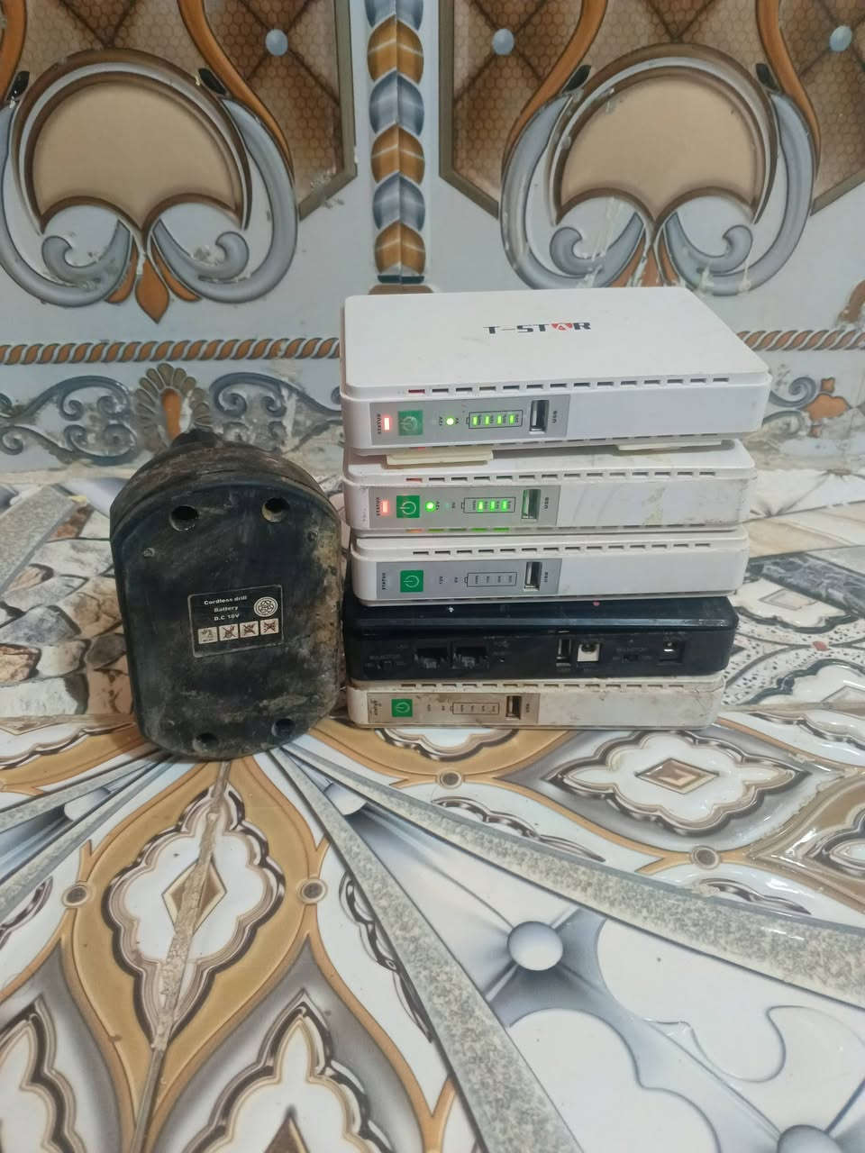 عاكساس ثنين شغالات وثنين يشتغلن ويطفن وحده ما تشتغل سعرهن 40 وياهن شاحنت درين رقم ***********
