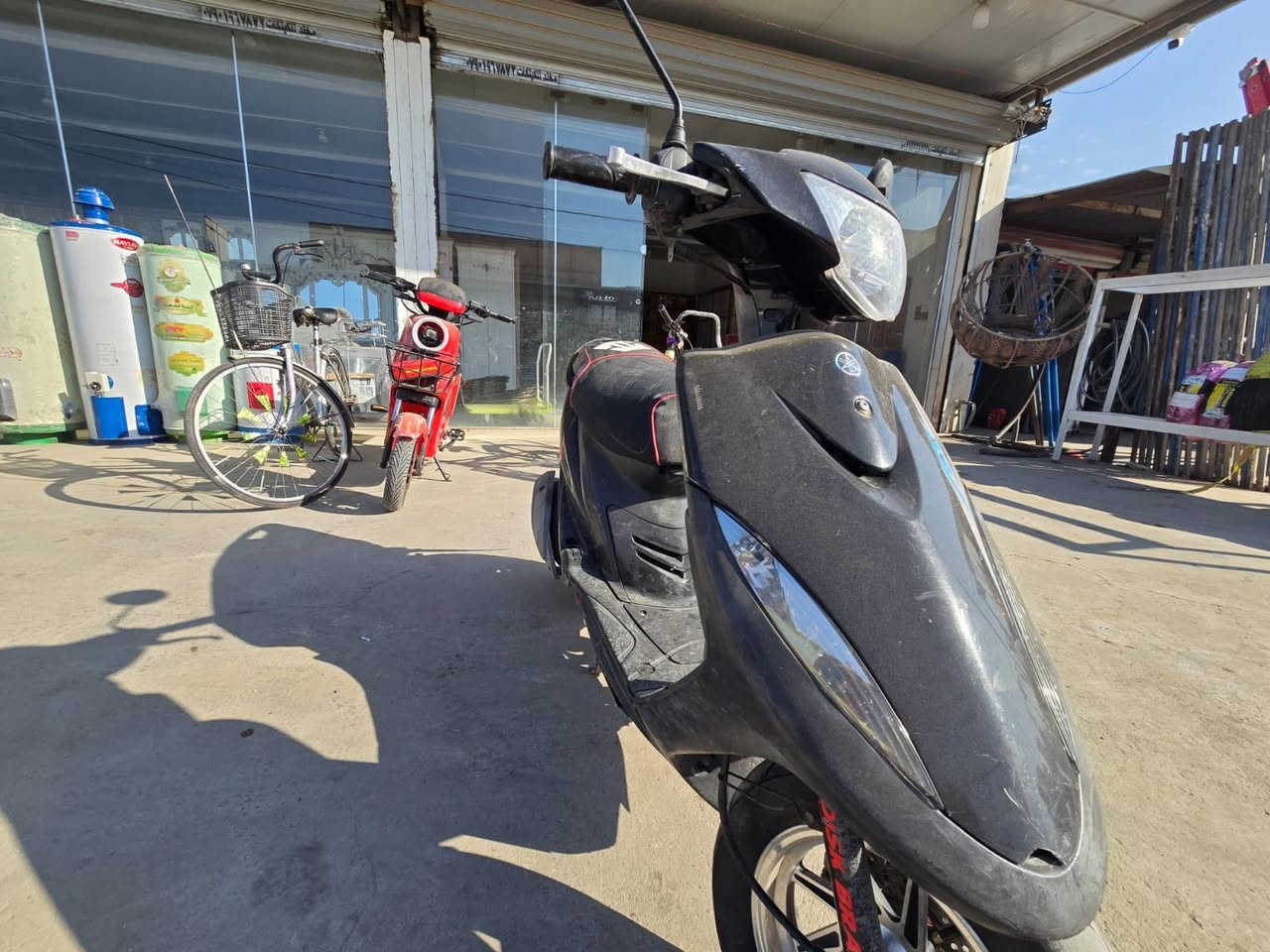 السلام عليكم دراجه ماكس عدله البيع دراجه نصيفه وخير من الله السعر٨٠٠وبيه  مجال الطيبين مكان محموديه اليوسفيه معمل الزينب الهاتف ***********
