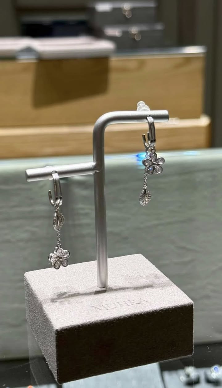 مرحبا بنات عندي مجوهرات فضة اصلية اني مشتريتهم شخصياً كل قطعة حطيت السعر تحتها اريد ابيعهم  💗


**إذا كنت صاحب هذا الإعلان وتريد حذفه لأي سبب، رجاءا أرسل رسالة إلى الدعم الفني**