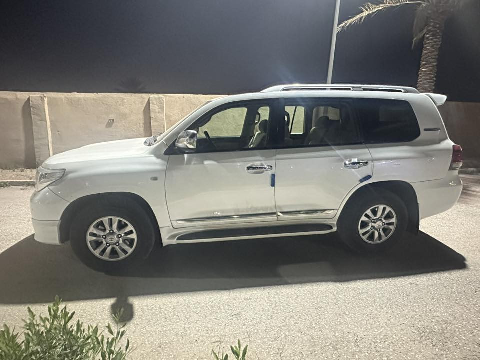 لاندكروز 2010
رقم بغداد بأسمي
محرك 4000
السيارة مكفولة عدى الموجود بالبنيد موضح بالصور 
الموقع / بغداد - اللطيفية
رقم الهاتف /***********-***********
السعر 315$ وبيها مجال
