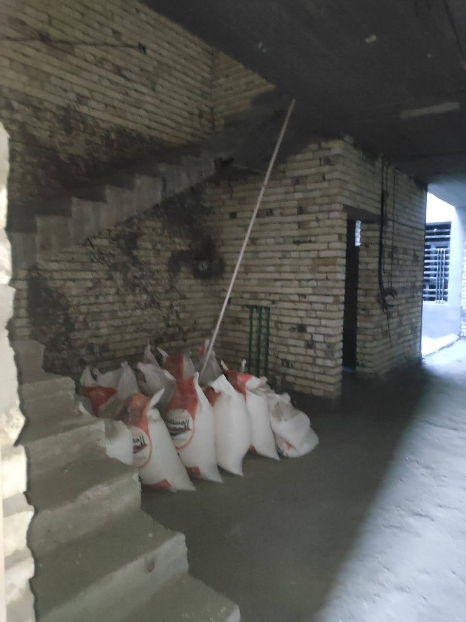 السلام عليكم بيت للبيع الموقع الغزالية نهاية شارع البدالة مقابيل جامع الحديثي زراعي سند ١١٧ المساحة ١٣٠ متر طابقين بي ورقة من البلدية وبي ورقة صفرة البيت بي جص ويرادلة بياض وسيراميك وتقفيل والسعر مناسب للاستفسار على هاذا الرقم وبي واتساب ***********
