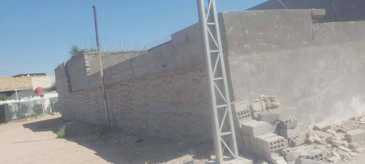 السلام عليكم
بيت للبيع موقعه بشارع 80 المساحة 170
البناء غرفه و هول ومطبخ و صحيات داخليه وخارجية البيت بي نقص بس بورك وبيتونه وارضية  و البيت بي معاملة قريب ع شارع 80  بالطابو الاستفسار الأتصال على الرقم ***********
