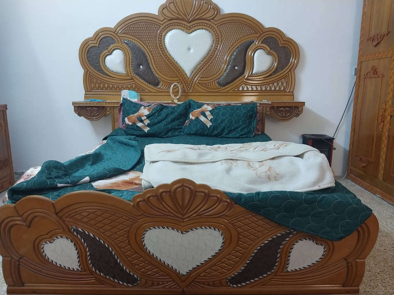 غرفه نوم نظيفه للبيع السعر 550 قفله العنوان حي القاهره الرقم اتصل يوجد واتساب.***********
