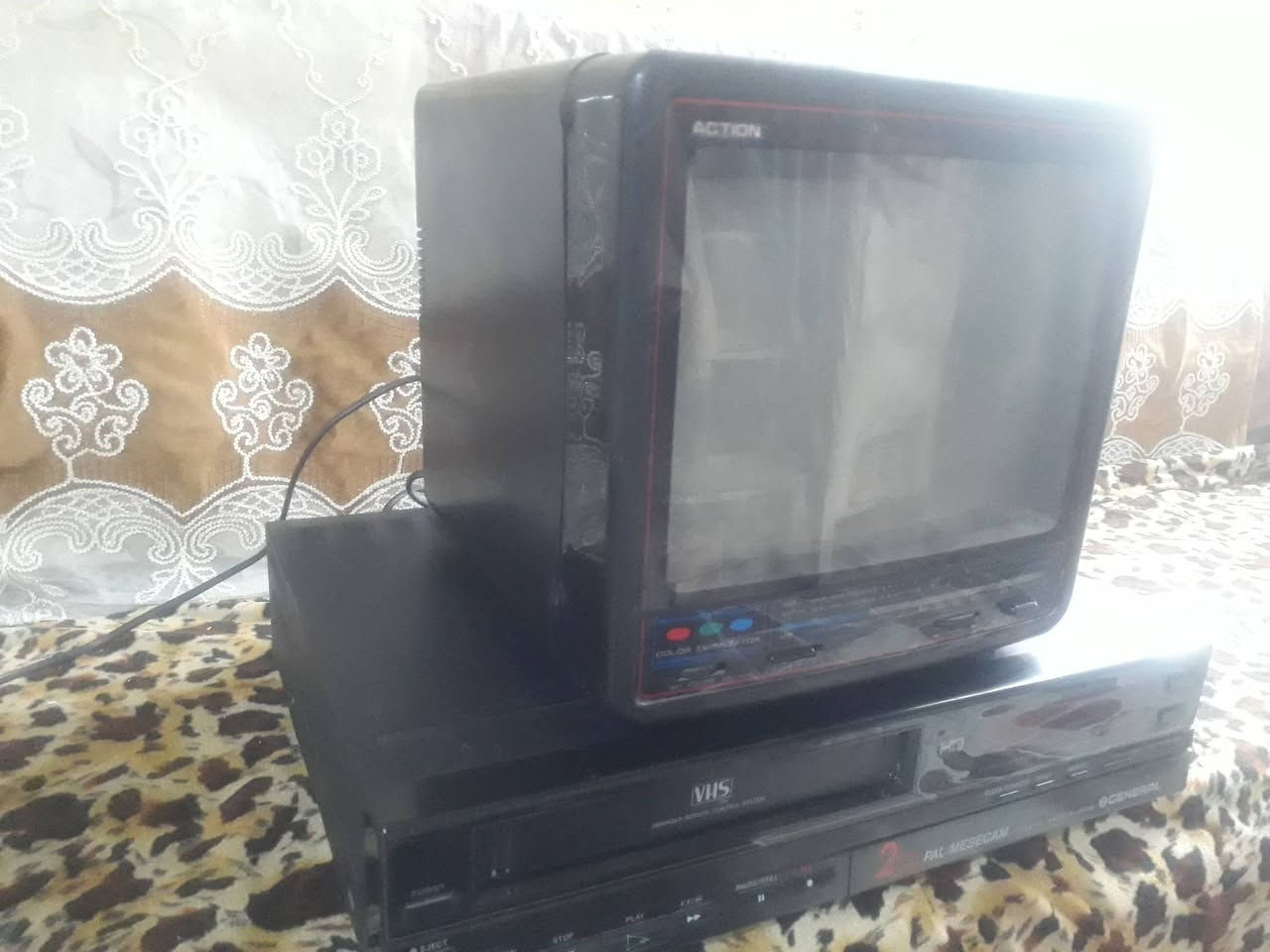 #تلفزيون حجم(10بوصه)
ملون شغال صناعه تايوان قديم ثمانينات استفسار *********** متوفر خدمه توصيل لكل المحافظات
 السعر 40 الف
