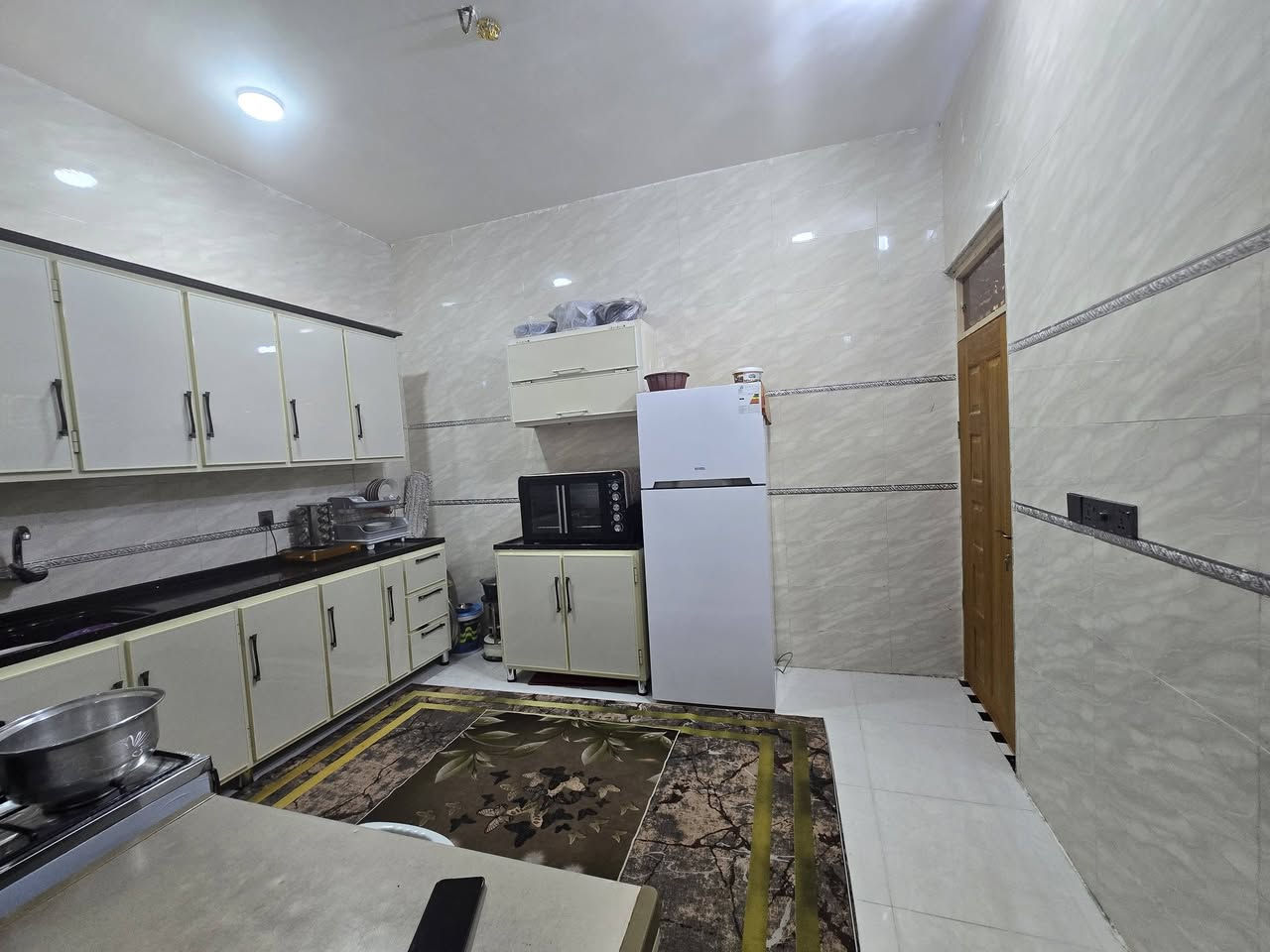 السلام عليكم دار للبيع حي ذويب ثاني ركن ركن مساحة 195 متر زراعي خدمات كاملة ماء مجاري كهرباء مولد تبليط واجهة 17متر غرفتين نوم 5×4//////مطبخ 4ونص×3ونص////استقبال6×4//// صالة 8ونص×4//////// صحيات داخل وخارج وخلف دار ايضااا//// ترك 13متر@×120//// لبيت كامل وخير من الله واحلة من صورة بعد  ارضية بورسلين درجة اولة جدار بورسلين لوح 120  بوب شبابيك بي سي يعني متصرف لوربع كامل مكمل ////اتريد ابيعك مأثث اتريد بدون اثاث بكيفك //گراج سيارة 45متر////بلوك شاهين/// شغل جديد واسف ع اطالة استفسار اكثر ***********///////معروض 67وبي مجال *********** اتصل وبيك خير ودلل
