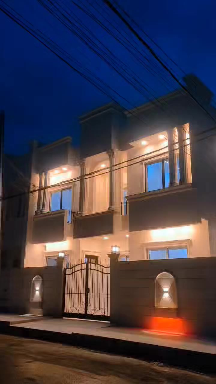 #عروض_مكتب_سيدار_للعقار

👈🏻داران للبيع بناء حديث 

👈🏻الموقع: حي الصديق

🔴الاتجاه : شروق 

⬅️المساحة 100 م واجهة 10 شارع تبليط

🏠يتكون من طابقين

♦️الطابق الاول

كراج +استقبال+هول+مطبخ+مشتملات + غرفة نوم 1

♦️الطابق الثاني 

 3 غرف نوم+ هول+مشتملات+ بيتونه

↙️للاستفسار 

مراجعة مكتب سيدار للعقار الكائن في حي البلديات الشارع الذي يربط جامع الصائغ بجامع السليمان قرب كهربائيات الصقر

☎️الاتصال على الرقم
***********
