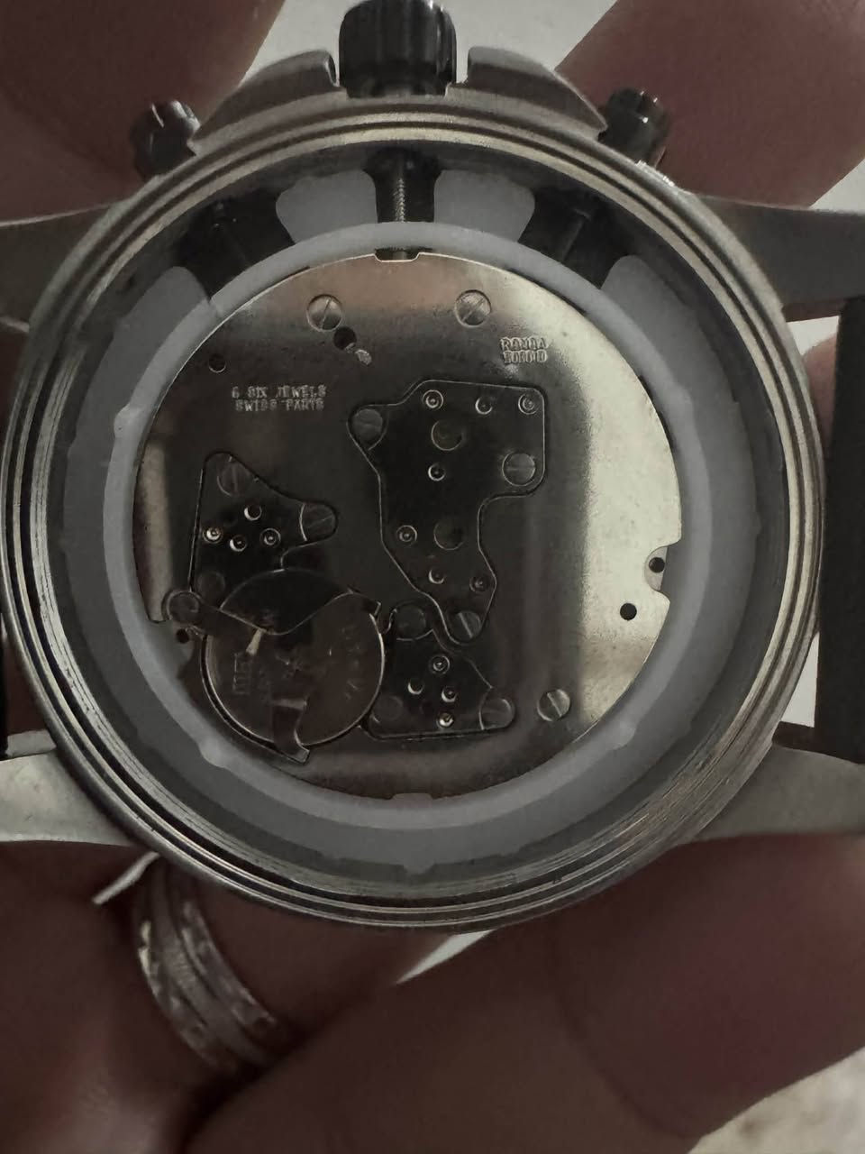 ⌚️ للبيع: طقم سويسري فاخر (ساعة + قلم) - Swiss Military Hanowa
​للراغبين بالتميز والأناقة السويسرية الأصيلة، نعرض لكم من مقتنياتنا الخاصة طقم متكامل يجمع بين المتانة والفخامة:
​الماركة: Swiss Military Hanowa (صناعة سويسرية أصلية Swiss Made).
​المواصفات الفنية:
​المينا: سوداء رياضية مع وظيفة الكرونوغراف (توقيت دقيق).
​الزجاج: كريستال ياقوتي (Sapphire Crystal) مقاوم للخدش.
​المقاومة: مقاومة للماء حتى عمق 100 متر (10 ATM).
​الحزام: جلد طبيعي أسود فخم بخياطة يدوية بارزة.
​الملحقات:
​القلم الأصلي الخاص بالماركة (Swiss Military) بتصميم أنيق.
​علبة العرض الفاخرة الأصلية مع كرت الضمان الدولي.
​الحالة: الساعة بحالة ممتازة (شبه جديدة) وتعتبر قطعة مثالية للاقتناء الشخصي أو كهدية فاخرة.
​القطع تحاكي الزمن وتستحق الاقتناء.


**إذا كنت صاحب هذا الإعلان وتريد حذفه لأي سبب، رجاءا أرسل رسالة إلى الدعم الفني**