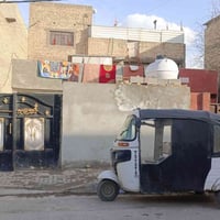 متاح حي الكوفه  بيت للبيع ينباع سوه او كل بيت وحد مساحه الكليه 330متر ...