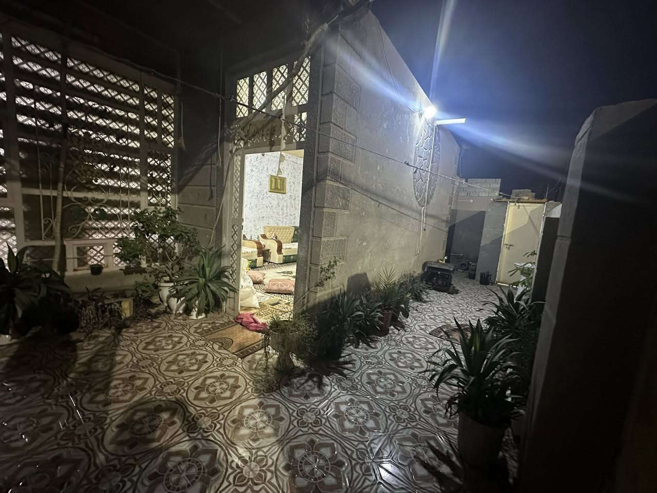 دار سكن طابو زراعي ( تجاري ) في ( حي حواس )
وجه على ( شارع ٣٠ السايدين مباشر )

مساحة ١٤٠ م / وجه ١٢ م - نزال ١٢ م 
( كل الخدمات متوفرة ) - ماء - كهرباء - مجاري 
تبليط - انارة - أرصفة / ( علي من الشارع )
( بناء ) - بلوك -سقف عكادة - غرفة نوم واحدة
( لبيت كلة سيراميك )

( مكان تجاري + سكني مميز ) 

للاستفسار مراجعة مكتب غازي للعقار   
واسط - الزبيدية - قرب أفران المائدة  *********** 
***********
