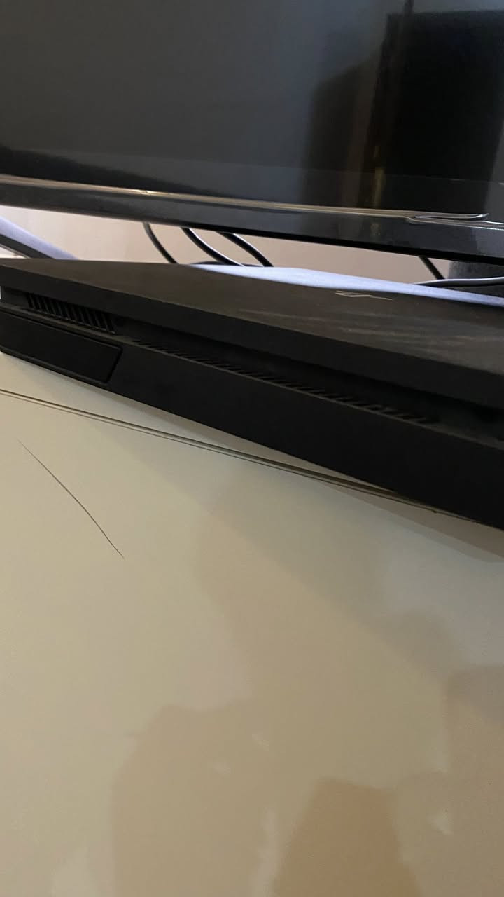 بلي4 سلم مستخدم شهر وكلش قليل استخدامة ويا حساب بي 249 لعبة مجانية و قرص gta و لعبة منزلة بالجهاز ويا جوستك وحدة رايدة ب300 وبي مجال مكاني تنومة او العشار ***********
