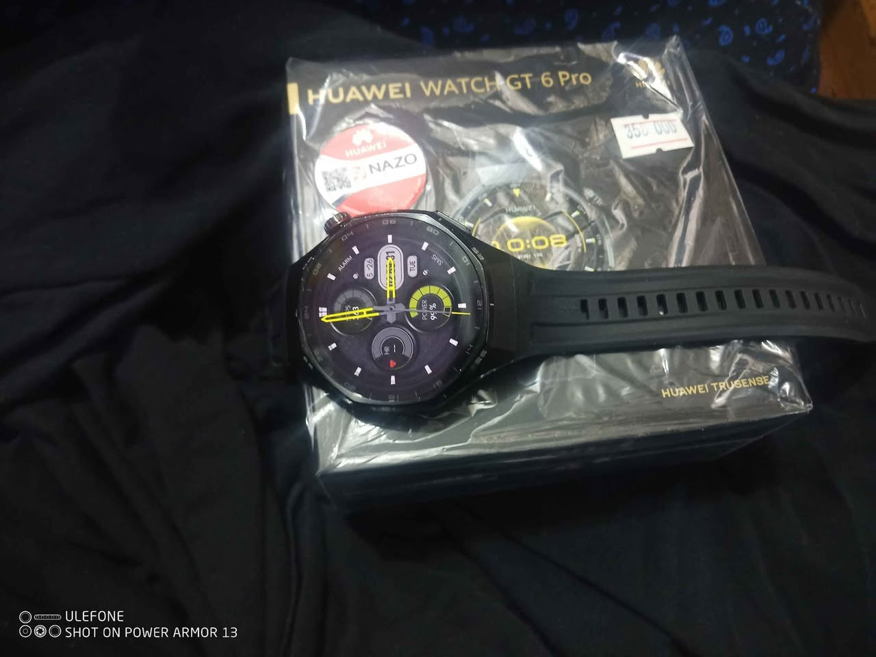 تأتي ساعة **Huawei Watch GT 6 Pro** بمواصفات متقدمة تجمع بين الصلابة العالية والتقنيات الذكية الدقيقة. إليك تفاصيل المواصفات:
### 1. التصميم والمتانة
 * **المواد الأساسية:** هيكل مصنوع من **سبيكة التيتانيوم** فائق الصلابة، مع شاشة محمية بـ **زجاج الياقوت (Sapphire)** المقاوم للخدوش والصدمات بقوة، وظهر من السيراميك.
 * **مقاومة الماء والغبار:** تدعم معيار **IP69** (مقاومة تامة للغبار ولرذاذ المياه ذات الضغط والحرارة العالية)، ومعيار **5 ATM**. كما أنها مصممة لتحمل **الغوص الحر حتى عمق 40 متراً** (وفق معيار EN13319 للمعدات).
 * **الوزن والأبعاد:** يبلغ وزنها حوالي 54.7 جرام (بدون السوار)، بأبعاد 45.6 × 45.6 × 11.25 ملم.
### 2. الشاشة
 * **النوع والحجم:** شاشة ملونة من نوع AMOLED بقياس 1.47 بوصة.
 * **الدقة والسطوع:** دقة 466 × 466 بكسل (بمعدل 317 بكسل لكل بوصة)، مع سطوع فائق يصل إلى **3000 شمعة**، مما يضمن قراءة واضحة وسهلة للبيانات والمقاييس حتى تحت أشعة الشمس المباشرة الساطعة.
### 3. الأداء والبطارية
 * **عمر البطارية:** تعتبر من أقوى ميزاتها؛ حيث تدوم حتى **21 يوماً** في الاستخدام الخفيف، و**12 يوماً** في الاستخدام النموذجي، وتصمد حتى **40 ساعة** متواصلة عند تشغيل الـ GPS في البيئات المفتوحة.
 * **الشحن:** تدعم الشحن اللاسلكي وتأتي ببطارية سعتها 867 مللي أمبير.
### 4. المستشعرات والملاحة
 * **الملاحة (GNSS):** نظام تحديد مواقع فائق الدقة ثنائي النطاق (L1 + L5) يدعم أنظمة (GPS, GLONASS, BeiDou, GALILEO, QZSS)، مما يوفر تتبعاً دقيقاً للمسارات في المواقع الميدانية والمفتوحة.
 * **المستشعرات المدمجة:** مستشعر تخطيط القلب (ECG)، مستشعر قياس العمق للغوص، مستشعر درجة حرارة الجلد، الأكسجين في الدم (SpO2)، معدل ضربات القلب، البوصلة، ومقياس الضغط الجوي (البارومتر).
### 5. الاتصال والتوافق
 * **الاتصال:** تدعم بلوتوث 6.0 فائق الاستقرار وتقنية NFC.
 * **المكالمات:** تحتوي على ميكروفون وسماعة مدمجين عالييّ الوضوح لإجراء واستقبال المكالمات عبر البلوتوث.
 * **التوافق:** تعمل بسلاسة مع الهواتف التي تعمل بنظام Android 9.0 فأحدث، و iOS 13.0 فأحدث.
### جدول ملخص للمواصفات الأساسية:

| الميزة | المواصفات التفصيلية |
| :--- | :--- |
| **الشاشة** | AMOLED مقاس 1.47 بوصة (سطوع 3000 شمعة) |
| **الهيكل** | سبيكة تيتانيوم + زجاج ياقوتي (Sapphire) |
| **المقاومة والصلابة** | IP69 + 5 ATM (مقاومة غوص حتى 40 متراً) |
| **البطارية** | حتى 21 يوماً كحد أقصى / تدعم الشحن اللاسلكي |
| **الملاحة** | GPS ثنائي النطاق (L1+L5) |
| **المستشعرات الصحية** | ECG، قياس العمق، البارومتر، حرارة الجلد |
| **الأنظمة المدعومة** | Android و iOS | بغداد, العراق


**إذا كنت صاحب هذا الإعلان وتريد حذفه لأي سبب، رجاءا أرسل رسالة إلى الدعم الفني**