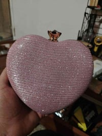 جنطة • نضارات • هدية