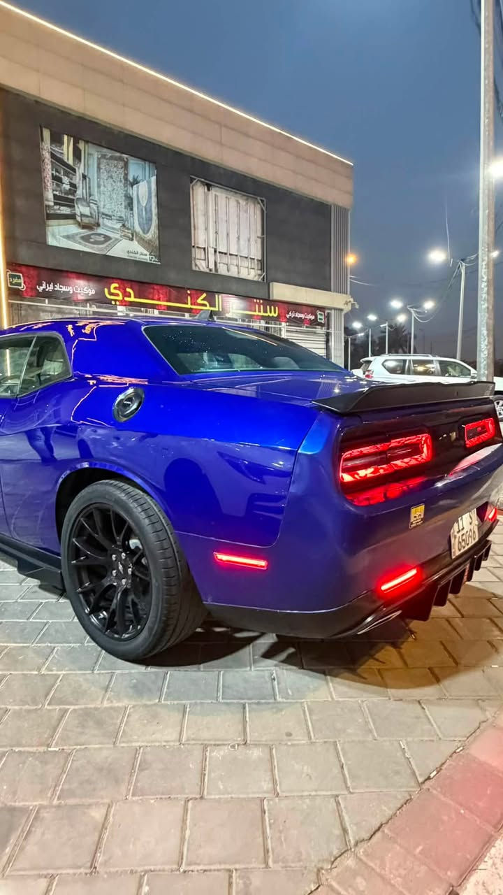 السلام عليكم 
دوج جالنجر موديل 2020 sxt 
السعر ١٧٨ وبيها مجال 
حادث خفيف موضح بلصورة 
تبريد ثلاجة 
جاملغ ايسر مبدل وجاملغ ايمن صبغ 
بنيد محدث ريد اي 
بيها ٣ رصعات 
موصفات sxt 
شاشة كبيرة بصمة ابواب تشغيل عن بعد انارة ترحيبيه وكو بعد هواي مراصفات 
السيارة مسويلها اكزوز على الريموت يعني سد لكزوز وعيش الطرب 
والسقف مسوي روز رايز 
ويل اصلي 
العنوان بغداد شارع فلسطين رقم الهاتف ***********
