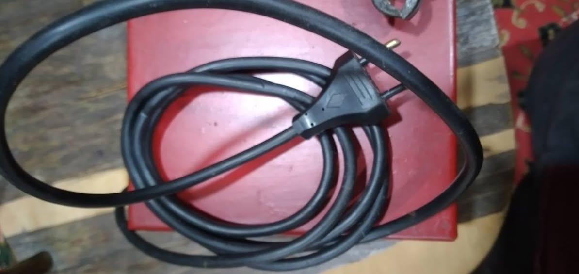 جهاز  شاحن بطاريات كلاسيكي من ماركة Absaar الألمانية العريقة، وهو من الأدوات المعروفة بصلابتها وطول عمرها 
​ الهوية والمنشأ
​العلامة التجارية: ABSAAR، وهي شركة ألمانية رائدة متخصصة في معدات شحن البطاريات منذ عقود.
​بلد الصنع "MADE IN WEST GERMANY" (صنع في ألمانيا الغربية)،  الجهاز تم إنتاجه قبل توحيد ألمانيا (قبل عام 1990)، وهو ما يؤكد جودته العالية وقيمته كقطعة "فينتج" (Vintage).
​ المواصفات التقنية
​القدرة: 4 AMP (4 أمبير)، وهو مخصص لشحن بطاريات السيارات الصغيرة، الدراجات النارية، أو البطاريات المنزلية التي لا تتطلب تيار شحن مرتفع جداً.
​الجهد (Voltage): يدعم نظامين للشحن:
​6 فولت: للبطاريات الصغيرة (مثل بطاريات كشافات الطوارئ القديمة أو بعض الدراجات).
​12 فولت: وهو الجهد القياسي لمعظم بطاريات السيارات الحديثة.
​يتم التحويل بينهما عبر المفتاح البرتقالي الموجود في المنتصف.
​ الواجهة والمكونات
​مقياس الأمبير (Ammeter): المقياس التناظري (الإبرة) على اليسار يوضح شدة تيار الشحن الفعلي. عند بدء الشحن، تتحرك الإبرة لليمين، ومع امتلاء البطارية، تعود تدريجياً نحو الصفر.
​مفتاح التشغيل: يوجد مفتاح أحمر على اليمين للتشغيل والإيقاف.
​فتحات التهوية: يحتوي الهيكل المعدني الأحمر على فتحات طولية في الأعلى والأسفل لتبريد المحول الداخلي (Transformer) أثناء العمل.
 الملحقات (الكابلات)
​كابل الكهرباء: الكابل الأسود الموصول بالقابس (الفيش) لتغذية الجهاز من تيار المنزل.
​ملاقط الشحن (Clamps): تظهر الملاقط باللونين الأحمر (للقطب الموجب +) والأسود (للقطب السالب -) لتوصيلهما بأقطاب البطارية.
​نصيحة للاستخدام الآمن:


**إذا كنت صاحب هذا الإعلان وتريد حذفه لأي سبب، رجاءا أرسل رسالة إلى الدعم الفني**