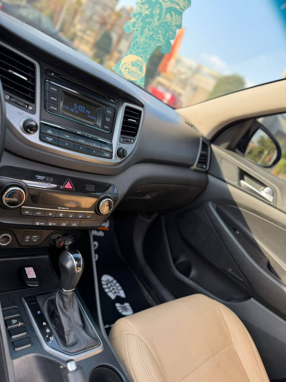 توسان
2017
أعلى فئة 
عداد ١٣٥ الف 
صيانات توكيل 
فبريكة بالكامل 
رخصة سنة 
للتواصل 01144791106


**إذا كنت صاحب هذا الإعلان وتريد حذفه لأي سبب، رجاءا أرسل رسالة إلى الدعم الفني**