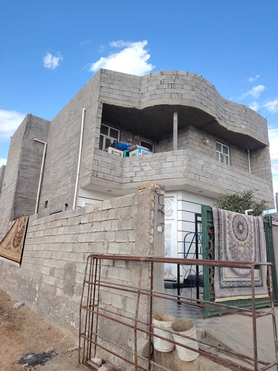 دار طابقين مسلح في ال6 كيلو
قرب المجمع الهندسي طابو صرف
المساحة/ 200 متر
الشارع/ 10 متر
الطابق الاول يحتوي/
كلدور واستقبال وصاله وغرفتين نوم
ومطبخ ومجمع صحيات داخل وخارج ومنور
الطابق الثاني يحتوي/
ثلاث غرف نوم وصاله كبيرة 
ومجمع صحيات
* بناء الطابق الاول حجر 
* بناء الطابق الثاني بلوك
* سنة البناء 2023 
* الصاله حزام سيراميك 1.20 متر
* المطبخ والصحيات فرفوري
* الارضية سيراميك
* الدار نظيف وجاهز للسكن *
السعر/ 120 مليون وبيه مجال
للاستفسار 
مكتب ابو مصطفى للعقار في الرمادي حي المعلمين 
قرب فلكة الفرسان مقابل مصرف الخليج التجاري 
هاتف 
محمد  ***********
مثنى  ***********
يتوفر (واتساب) على نفس الارقام
