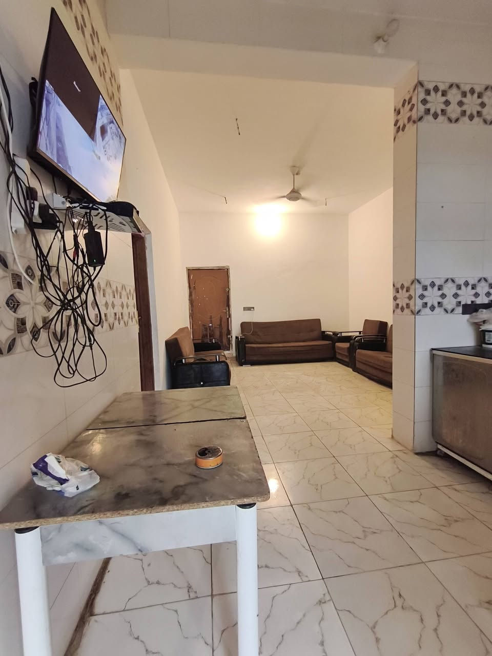 للبيع — بيت زراعي بموقع مميز
📍 مقابل الملعب الدولي الجديد — طريق الدواية / حي الجوادين

يبعد تقريباً 100 متر عن الشارع الرئيسي.

🔹 مساحة الأرض: 230 متر

🔹 زراعي: كونكريت

🔹 البناء حديث

تفاصيل البيت:

✅ غرفة

✅ مطبخ

✅ صالة طعام

✅ استقبال

✅ حمامات

والنصف الثاني من البناء يحتوي على:

▪️ غرفتين

▪️ صالة

(البناء غير مكتمل بالكامل).              ***********
