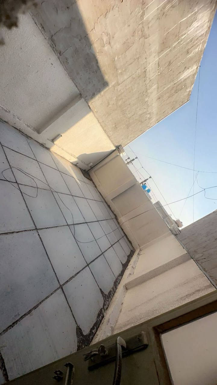 دار للبيع 100متر طابقين يحتوي على 3غرف نوم 2مطبخ حار وبارد 3حمامات و2سطح في منطقة الشعب شارع الصفحه الاستفسار ***********
