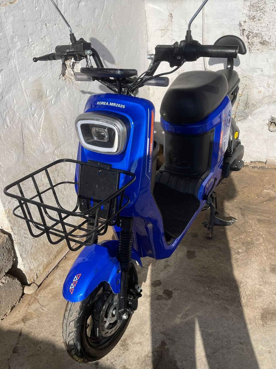 السلام عليكم بايسكل شحن للبيع
R9
موديل 2025 
مستخدم شهر فقط 
السرعة 109
4 تبديلات 
تشغيل ع بصمه وصويج و كارت 
بطاريات 5 شرط ع فحص جدد 👉 
السعر 420 وبي مجال قليل 👉
مكاني الشرقاط قرب كراج الشرقاط 
رقم الهاتف ***********
