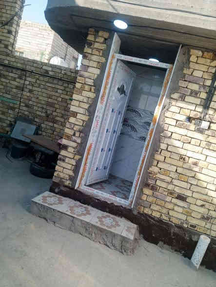 بيت زراعي 225متر بساحة النسيج خلف مطعم عدنان مباشرة بناء درجه اولى طابوك والسقف مسلح به غرفتين نوم وصاله كبيره واستقبال ومطبخ كبير وحديقه ومعامله كامله ومرقم نقص فقط الارضيه /***********
