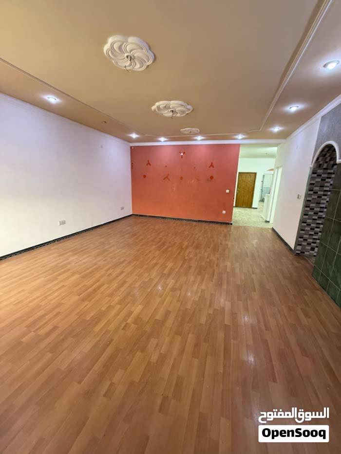 بيت حديث نظيف جدا للايجار في كراده خارج مساحه عقار ٢٠٠ متر طابق ارضي معزول تفاصيل ٣ غرف نوم كبار وصاله ومطبخ وصحيات ٢ وكراج خاص يؤجر تجاري او شركات حصرا سعر الايجار مليون و٥٠٠ الف للاستفسار ***********
